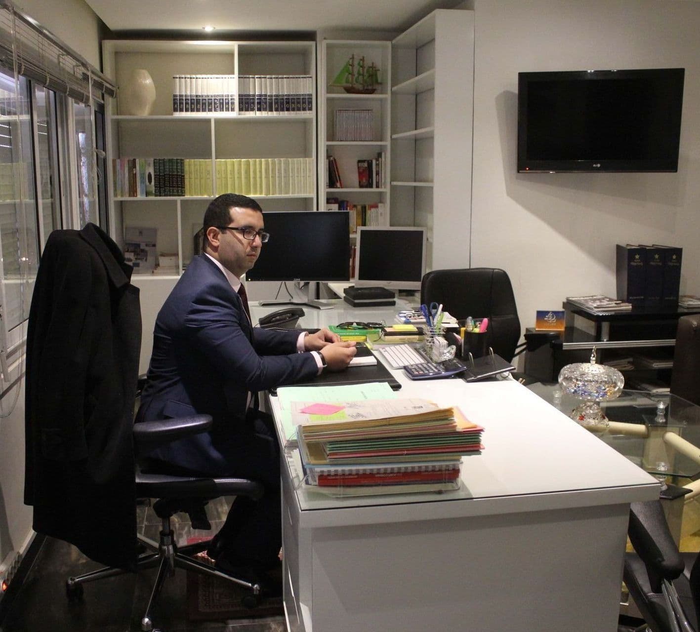 Maître Moulay El Mahdi Khouiammi à son bureau